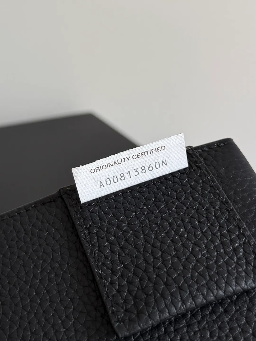 Batch 2220 Bottega Veneta small Sawyer leather model, but still light and soft, the straps can be knotted to adjust the length. Durable and large in capacity, it meets my extremely high standards for small carry-on bags. The texture of cowhide is really amazing, and it can be easily matched with both business and leisure. This bag is a Sawyer Bag that is interpreted with triangles and geometric circles👜. Its soft but indestructible appearance constitutes its fashionable beauty. You can freely adjust the length of the backpack😊No matter how complicated the world is, as long as there is a bag with you, everything will become better, and it is easy for boys and girls to control it! Style number: 815807 Size: 25*17*12cm